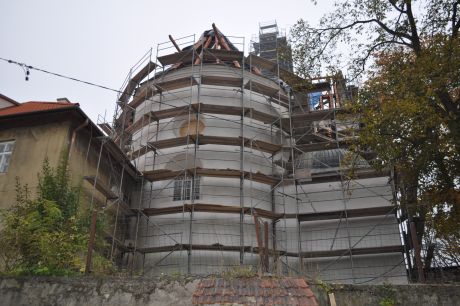 Prace przy odbudowie dachu i remoncie wiey klasztornej