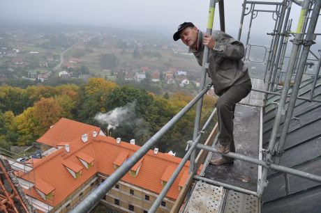 Prace przy odbudowie dachu i remoncie wiey klasztornej
