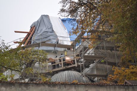 Prace przy odbudowie dachu i remoncie wiey klasztornej