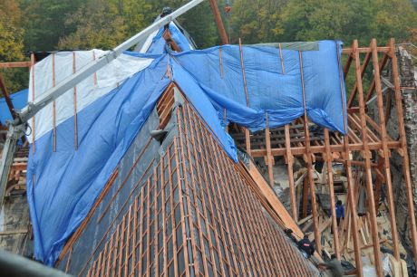 Prace przy odbudowie dachu i remoncie wiey klasztornej
