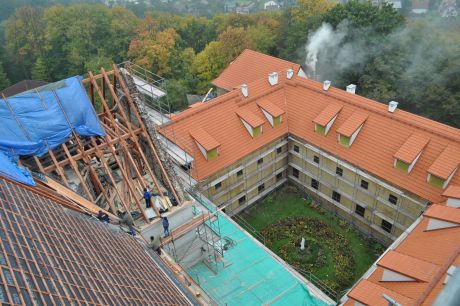 Prace przy odbudowie dachu i remoncie wiey klasztornej
