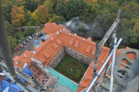 Prace przy odbudowie dachu i remoncie wiey klasztornej