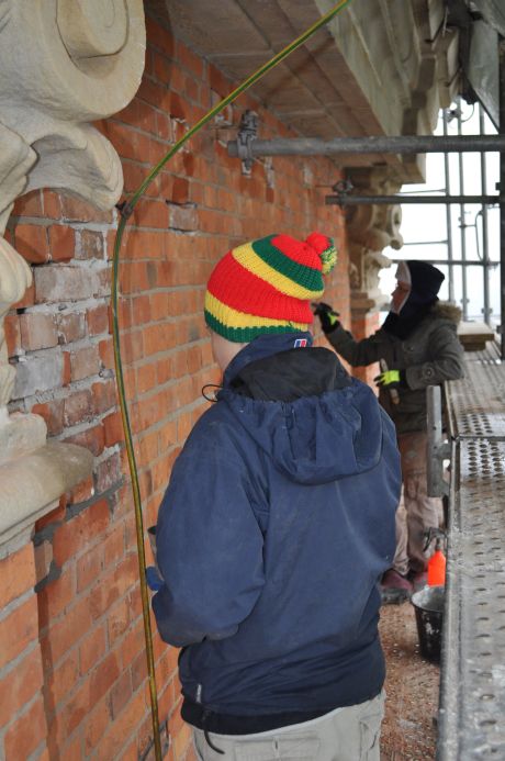 Prace przy odbudowie dachu i remoncie wiey klasztornej
