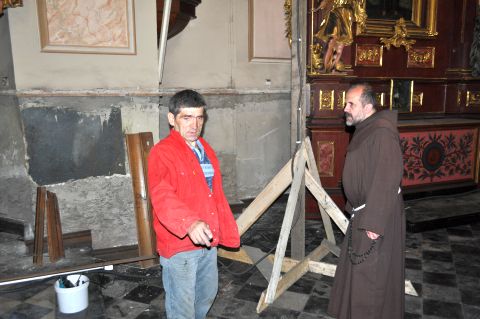 Demonta boazerii w klasztorze 