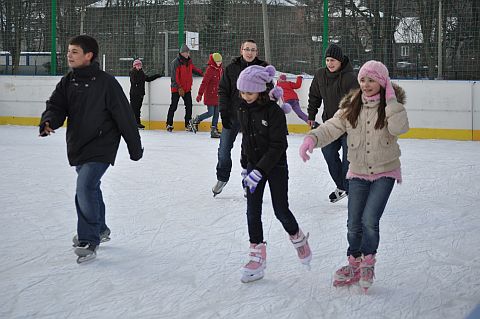 Sztuczne lodowiska przy Szkole Podstawowej w Krzeszowicach