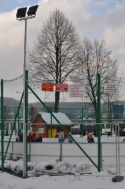Sztuczne lodowiska przy Szkole Podstawowej w Krzeszowicach