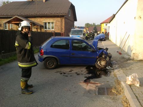 Wypadek samochodu osobowego w Alwerni przy ul. Olszewskiego