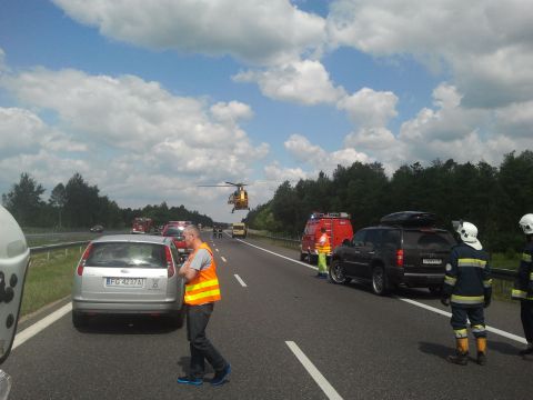 Wypadek na A4 - najechanie na pasie awaryjnym Wypadek na A4 - najechanie na pasie awaryjnym