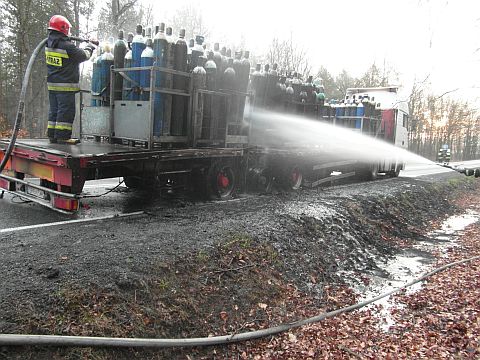 Pożar ciężarówki przewożącej butle z tlenem Pożar ciężarówki przewożącej butle z tlenem