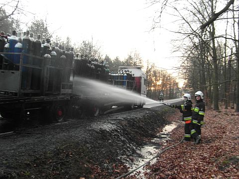 Pożar ciężarówki przewożącej butle z tlenem Pożar ciężarówki przewożącej butle z tlenem