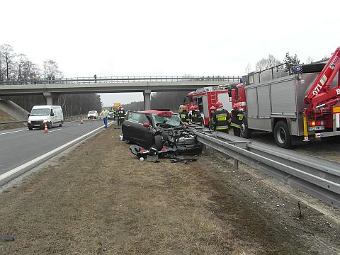 Wypadek na A4 - kolizja Mini Coopera z ciężarówka przewożącą butle z wodorem Wypadek na A4 - kolizja Mini Coopera z ciężarówka przewożącą butle z wodorem