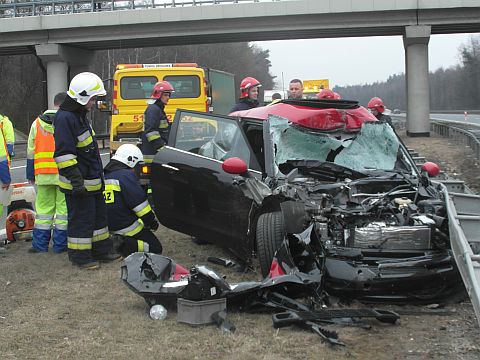 Wypadek na A4 - kolizja Mini Coopera z ciężarówka przewożącą butle z wodorem Wypadek na A4 - kolizja Mini Coopera z ciężarówka przewożącą butle z wodorem