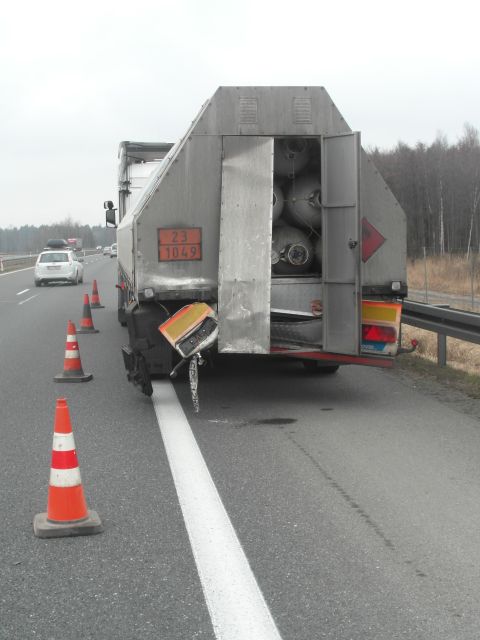 Wypadek na A4 - kolizja Mini Coopera z ciężarówka przewożącą butle z wodorem Wypadek na A4 - kolizja Mini Coopera z ciężarówka przewożącą butle z wodorem