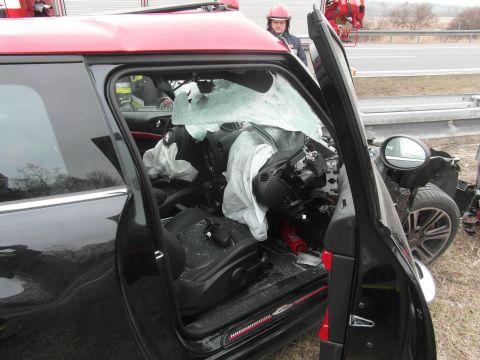 Wypadek na A4 - kolizja Mini Coopera z ciężarówka przewożącą butle z wodorem Wypadek na A4 - kolizja Mini Coopera z ciężarówka przewożącą butle z wodorem