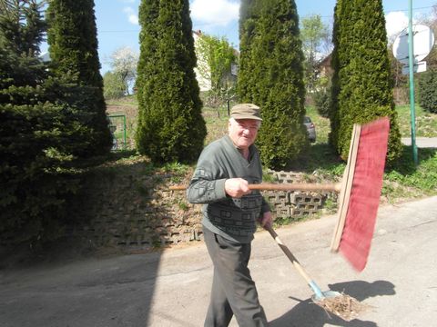 Prace porzdkowe wok remizy