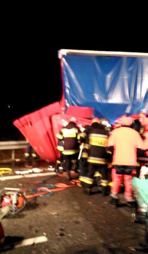 Zderzenie tira z dzwigiem na A4